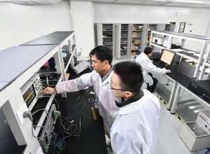 Charakterizace citlivosti optických vláken na akustické vibrace